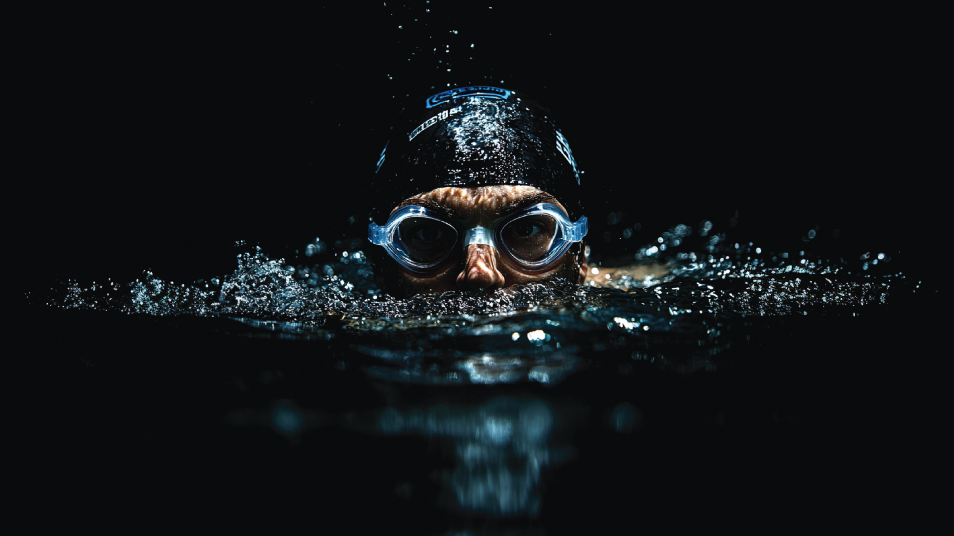 Nageur professionnel nageant à contre-courant dans une piscine équipée Flonity Pulse